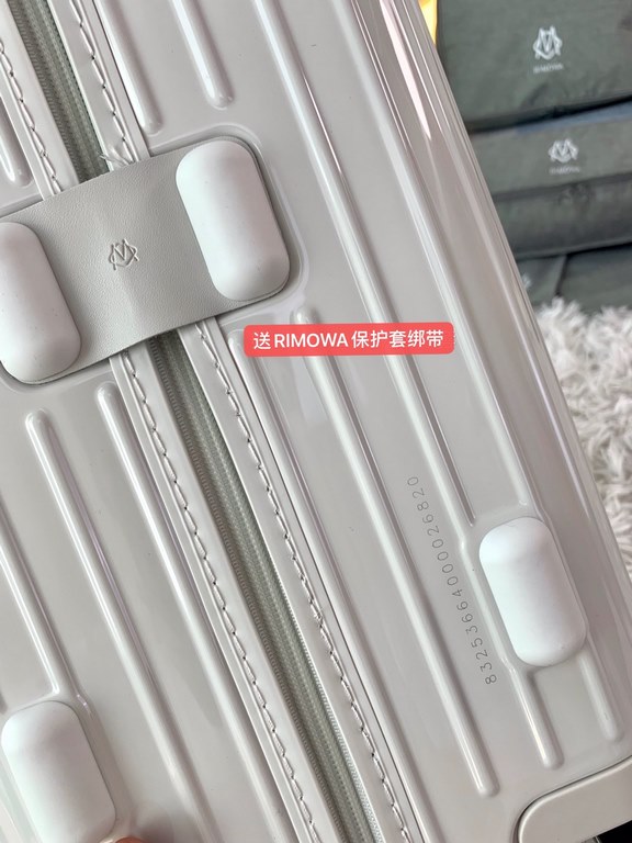 [White] RIMOWA Zhimowa new color suitcase, easy to use the same Essential series, colorful, enjoy the journey. Using the national universal TSA customs lock, upgraded version of the simple logo fashion high-end, universa