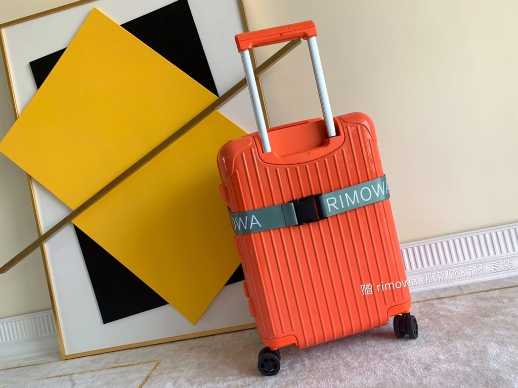 Rimowa Trolley caseluggageUltra-light pc zipper case, must get the same high value trolley case of YiYiChixi! Rimowa Essential new color collection! When you're young, you need to look good to travel!  Free Rimowa StrapM