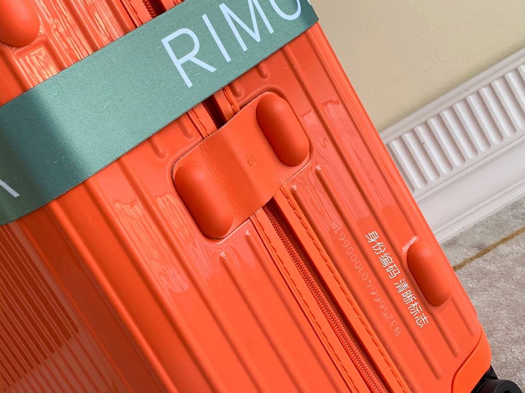 Rimowa Trolley caseluggageUltra-light pc zipper case, must get the same high value trolley case of YiYiChixi! Rimowa Essential new color collection! When you're young, you need to look good to travel!  Free Rimowa StrapM