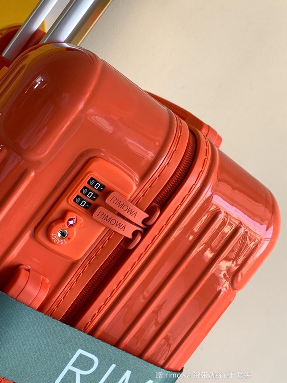 Rimowa Trolley caseluggageUltra-light pc zipper case, must get the same high value trolley case of YiYiChixi! Rimowa Essential new color collection! When you're young, you need to look good to travel!  Free Rimowa StrapM