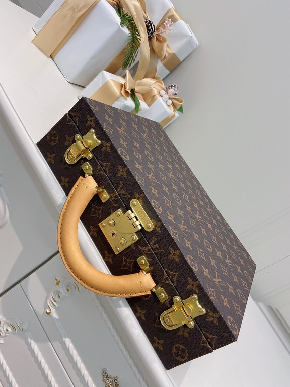 M4700TSZBBoite Bijoux Louis Vuitton Jewelry Comes to Town34.025.010cm (L H W)Super nice handfeeling soft inner liningGilt metal piecesTree paste leather handle (single handle)Matching locking clasp Key  Double-layered in