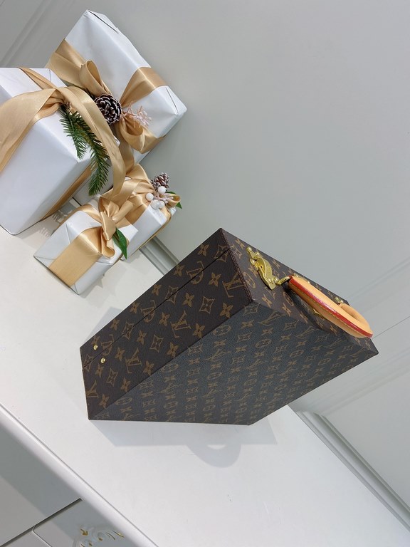 M4700TSZBBoite Bijoux Louis Vuitton Jewelry Comes to Town34.025.010cm (L H W)Super nice handfeeling soft inner liningGilt metal piecesTree paste leather handle (single handle)Matching locking clasp Key  Double-layered in