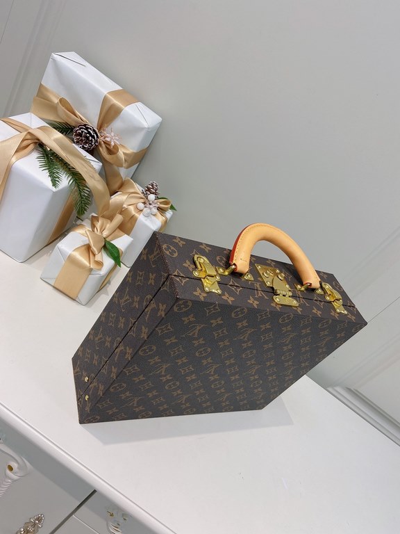 M4700TSZBBoite Bijoux Louis Vuitton Jewelry Comes to Town34.025.010cm (L H W)Super nice handfeeling soft inner liningGilt metal piecesTree paste leather handle (single handle)Matching locking clasp Key  Double-layered in