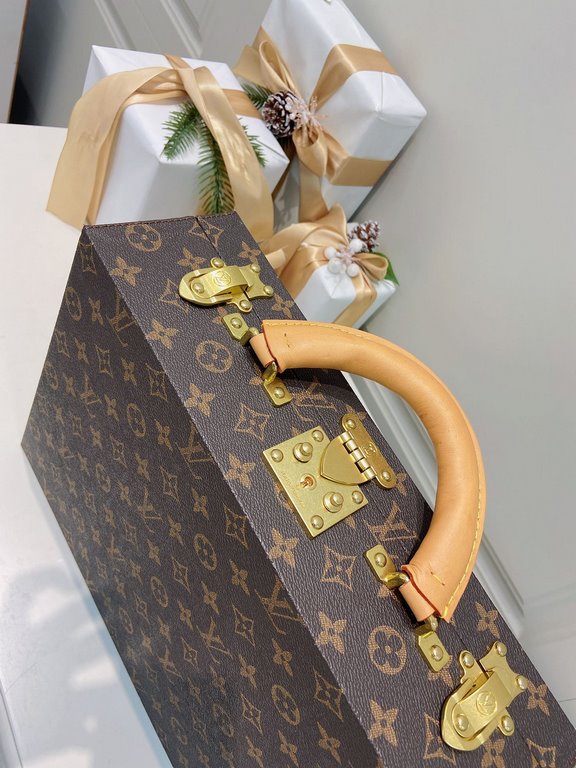 M4700TSZBBoite Bijoux Louis Vuitton Jewelry Comes to Town34.025.010cm (L H W)Super nice handfeeling soft inner liningGilt metal piecesTree paste leather handle (single handle)Matching locking clasp Key  Double-layered in