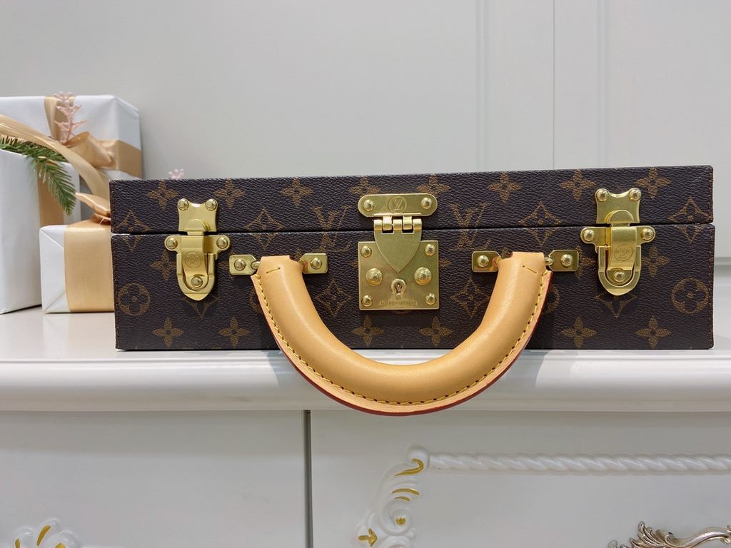 M4700TSZBBoite Bijoux Louis Vuitton Jewelry Comes to Town34.025.010cm (L H W)Super nice handfeeling soft inner liningGilt metal piecesTree paste leather handle (single handle)Matching locking clasp Key  Double-layered in