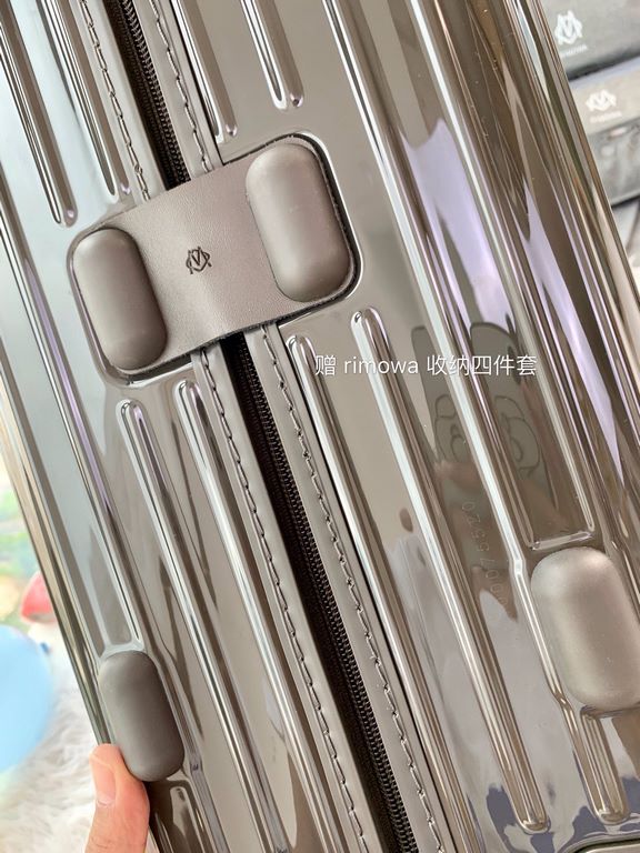 Rimowa Trolley caseluggageUltra-light pc zipper case, must get the same high value trolley case of YiYiChixi! Rimowa Essential new color collection! When you're young, you need to look good to travel! Rimowa Organizer Se