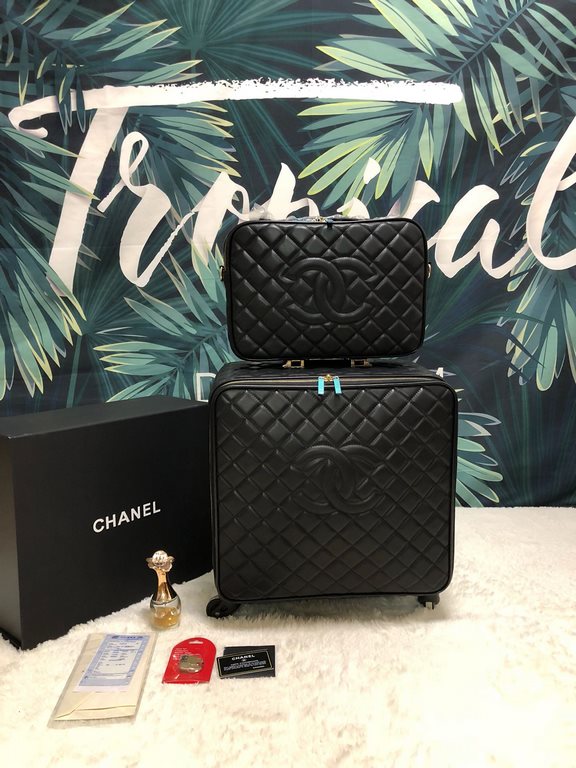 Western Europe Chanel    trolley case Home travel essential load B god weapon high fashion cool trend top imported fabric feel awesome universal wheel easy to drag! Take her with you to accompany you through a pleasant j