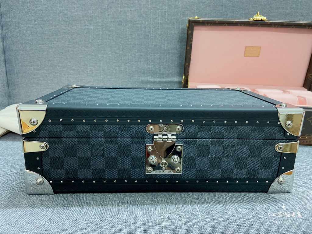 In stock In stock In stockThis 8-watch box is made of classic Monogram canvas. It comes with a removable tray for hiding valuables.-34.018.011.0cm(LWH)-Inside with 8 small bladders for 8 wristwatches -Center spacing into