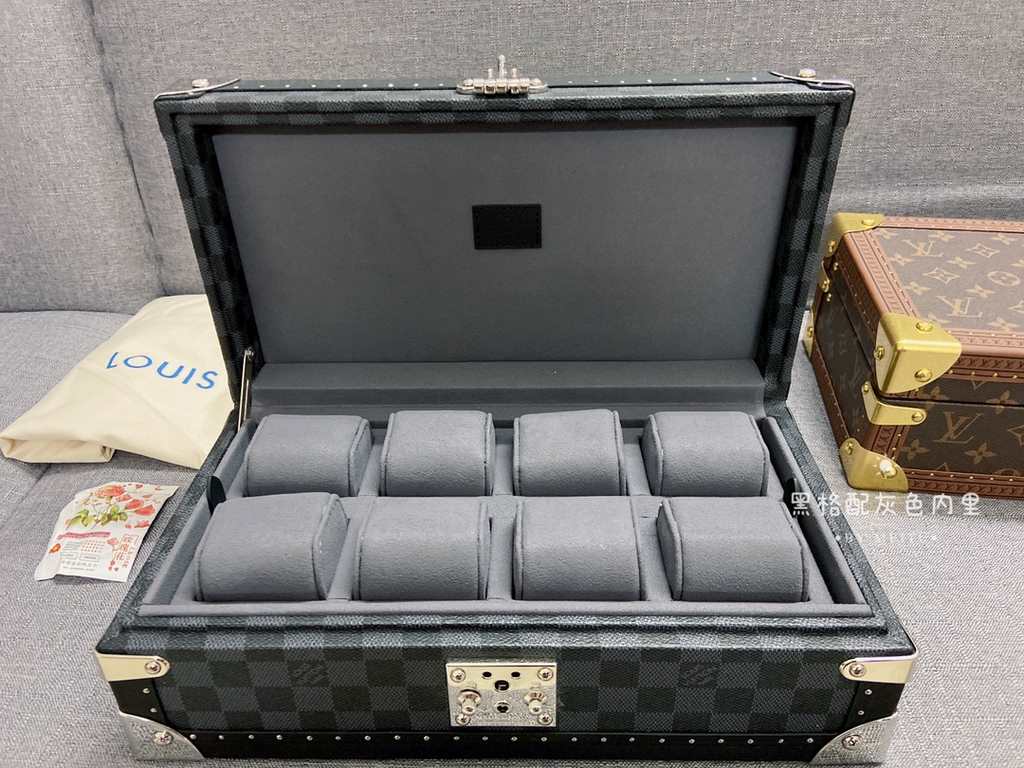 In stock In stock In stockThis 8-watch box is made of classic Monogram canvas. It comes with a removable tray for hiding valuables.-34.018.011.0cm(LWH)-Inside with 8 small bladders for 8 wristwatches -Center spacing into