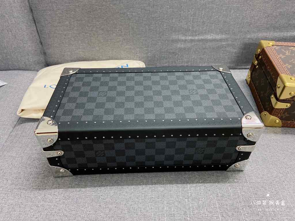 In stock In stock In stockThis 8-watch box is made of classic Monogram canvas. It comes with a removable tray for hiding valuables.-34.018.011.0cm(LWH)-Inside with 8 small bladders for 8 wristwatches -Center spacing into