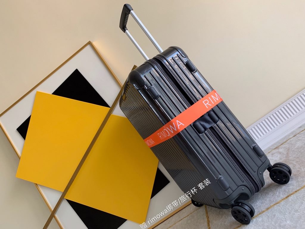 Rimowa Trolley caseluggageUltra-light pc zipper case, must get the same high value trolley case of YiYiChixi! Rimowa Essential new color collection! When you're young, you need to look good to travel!  Free Rimowa StrapM