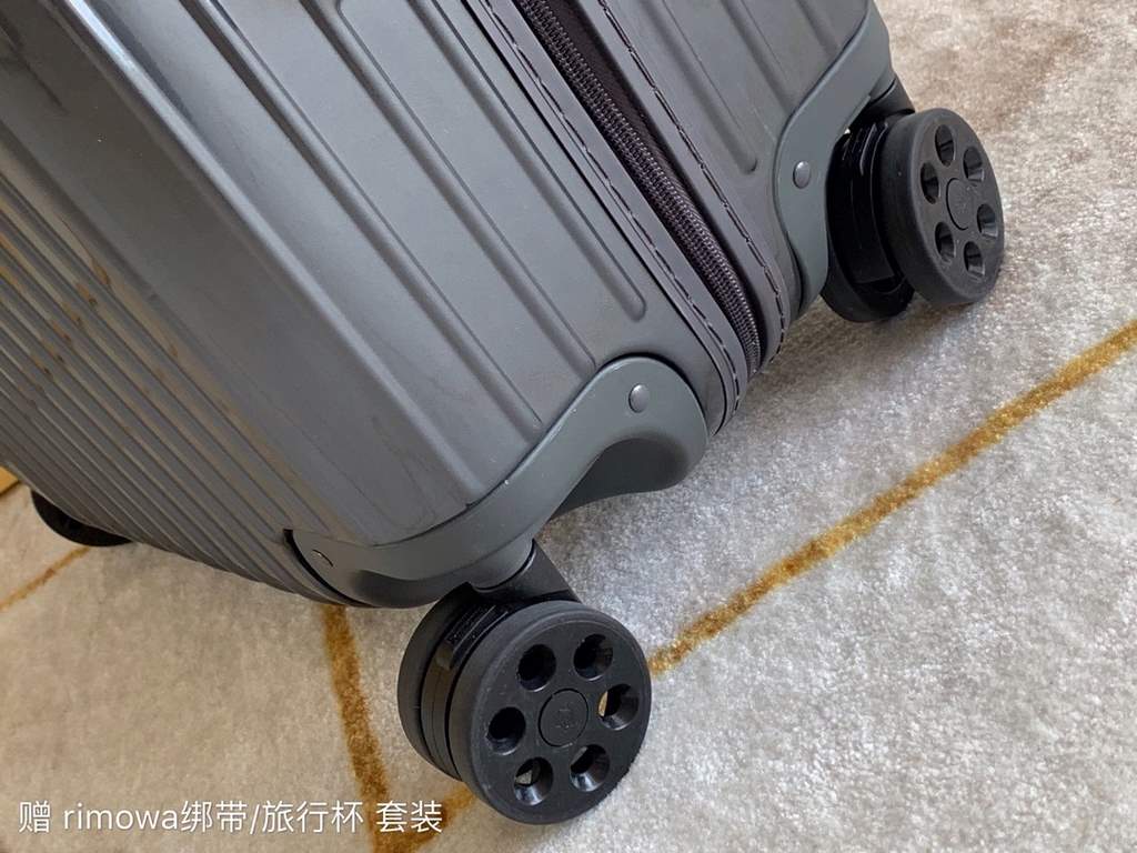 Rimowa Trolley caseluggageUltra-light pc zipper case, must get the same high value trolley case of YiYiChixi! Rimowa Essential new color collection! When you're young, you need to look good to travel!  Free Rimowa StrapM