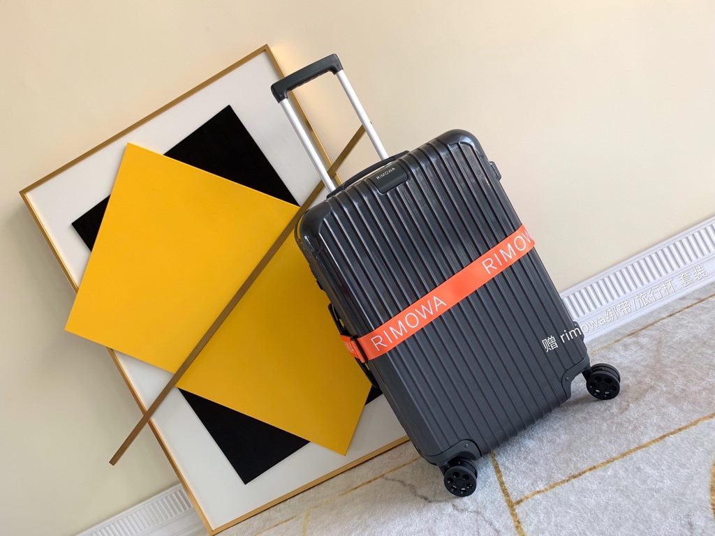 Rimowa Trolley caseluggageUltra-light pc zipper case, must get the same high value trolley case of YiYiChixi! Rimowa Essential new color collection! When you're young, you need to look good to travel!  Free Rimowa StrapM