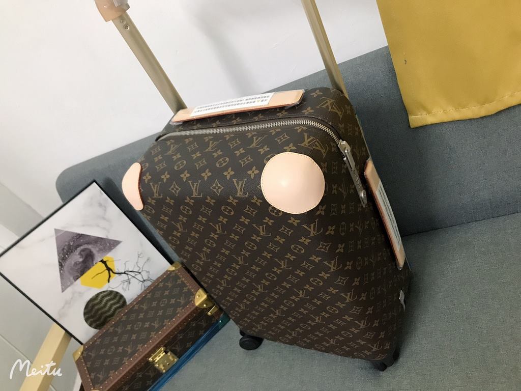 The new Horizon luggage revolutionizes Louis Vuitton's legendary heritage with a creative twist. The iconic Monogram canvas is embellished with travel appliqués that harken back to the brand's traditional luggage design.