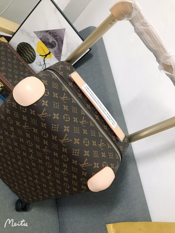 The new Horizon luggage revolutionizes Louis Vuitton's legendary heritage with a creative twist. The iconic Monogram canvas is embellished with travel appliqués that harken back to the brand's traditional luggage design.