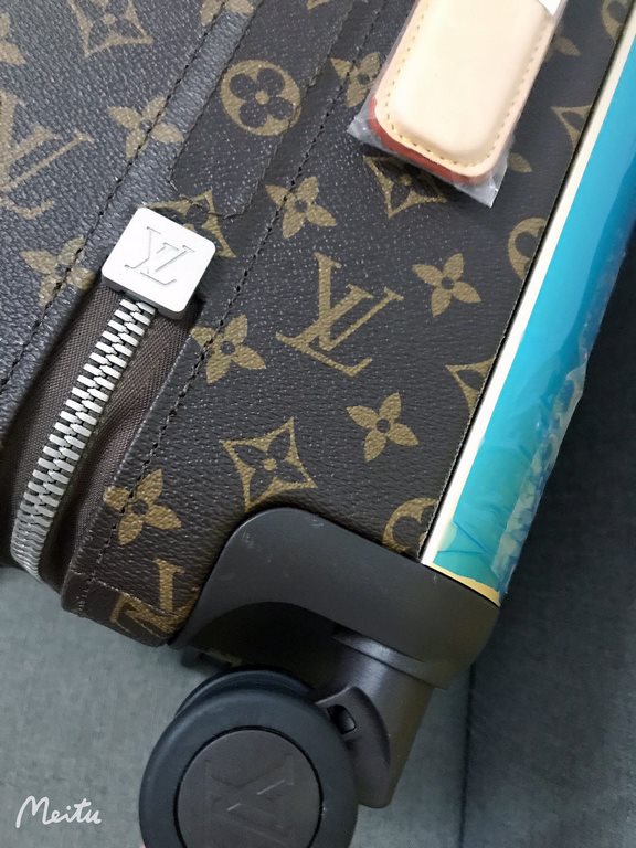 The new Horizon luggage revolutionizes Louis Vuitton's legendary heritage with a creative twist. The iconic Monogram canvas is embellished with travel appliqués that harken back to the brand's traditional luggage design.