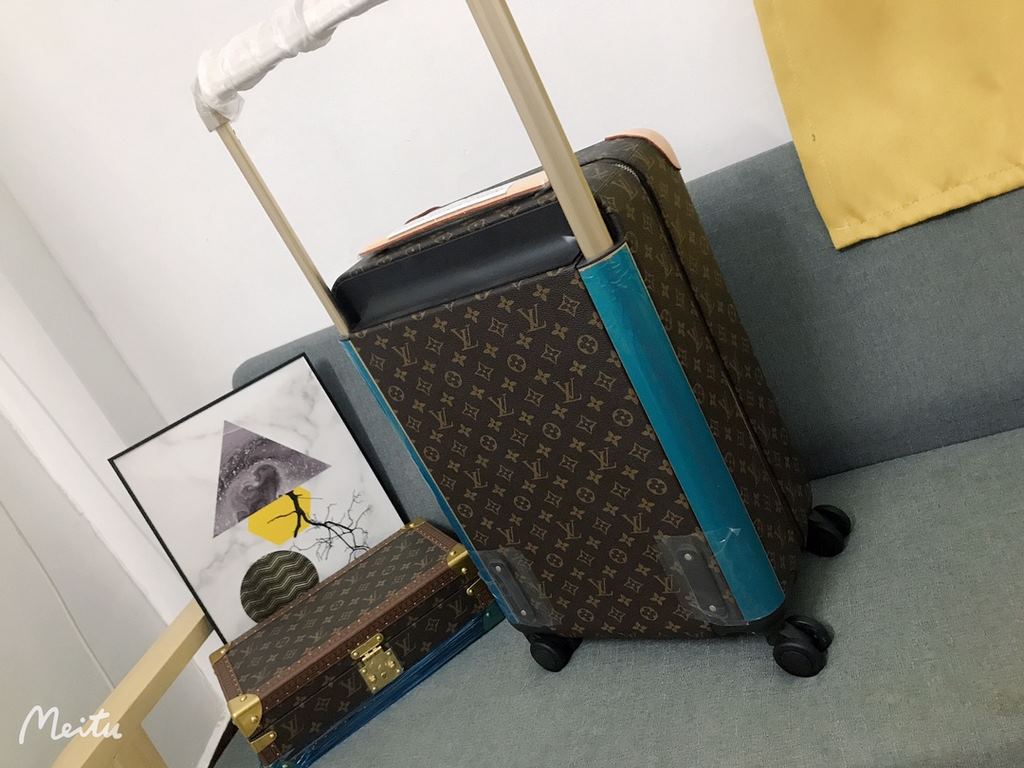 The new Horizon luggage revolutionizes Louis Vuitton's legendary heritage with a creative twist. The iconic Monogram canvas is embellished with travel appliqués that harken back to the brand's traditional luggage design.