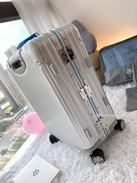 Oh My God! The same luggage as Gigi Lee!The Rimowa Original Twist collection, another luxury experience! Aluminum and magnesium alloy shells with colorful accessories, side locking brackets and handles, bold color scheme