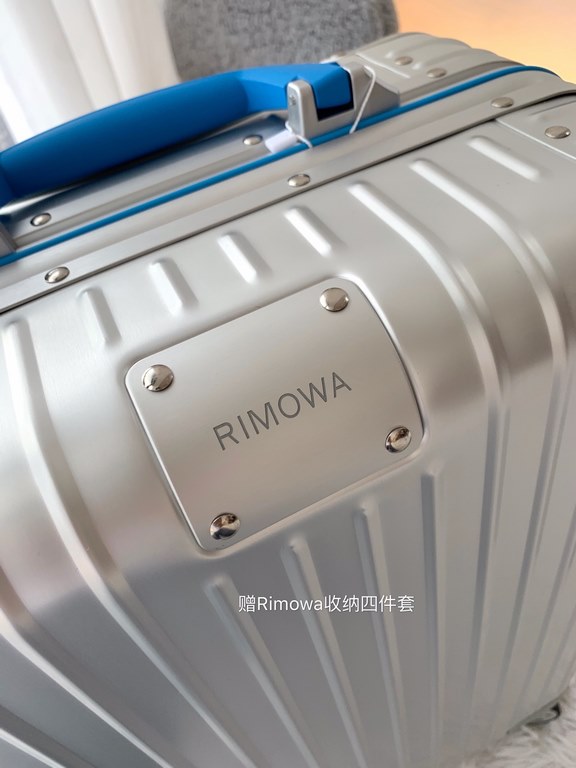 Oh My God! The same luggage as Gigi Lee!The Rimowa Original Twist collection, another luxury experience! Aluminum and magnesium alloy shells with colorful accessories, side locking brackets and handles, bold color scheme