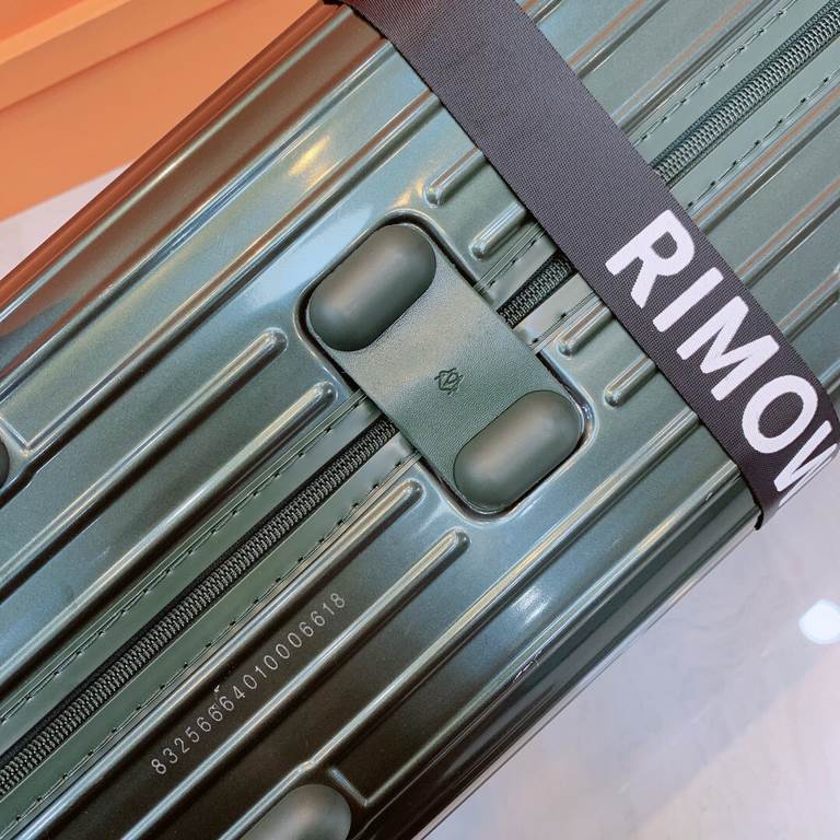 Ultralight pc, double rod series! The latest version of the counter, the head of the latest one-piece aluminum label, the wheels are also used in the counter the latest rimowa graphic logo, which forced much higher look 