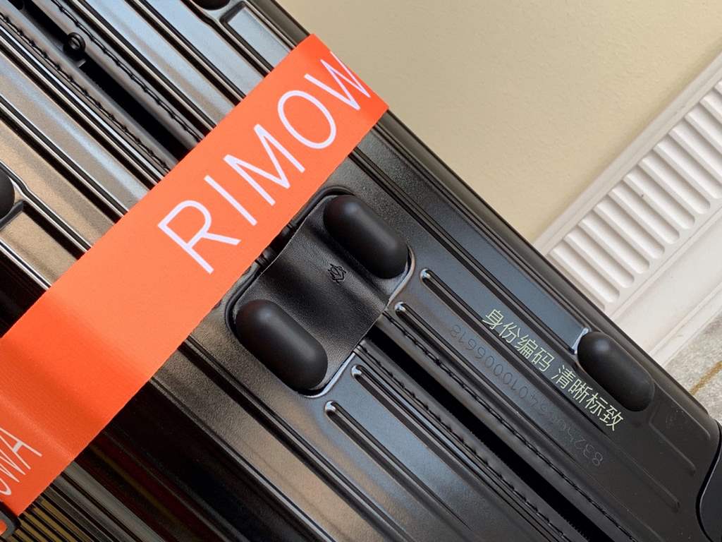 Rimowa Trolley caseluggageUltra-light pc zipper case, must get the same high value trolley case of YiYiChixi! Rimowa Essential new color collection! When you're young, you need to look good to travel!  Free Rimowa StrapM