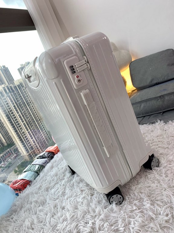 Rimowa Trolley caseluggageUltra-light pc zipper case, must get the same high value trolley case of YiYiChixi! Rimowa Essential new color collection! When you're young, you need to look good to travel! ColorIvory Model 90