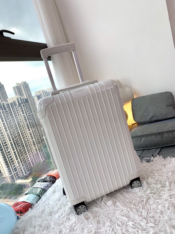 Rimowa Trolley caseluggageUltra-light pc zipper case, must get the same high value trolley case of YiYiChixi! Rimowa Essential new color collection! When you're young, you need to look good to travel! ColorIvory Model 90