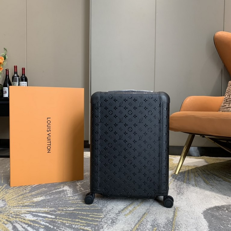 Embossed with the iconic Monogram pattern in Taurillon leather, this Horizon 55 luggage embodies the classic appeal of the road. The lockable zipper, ample interior space and leather reinforced corners are a testament to