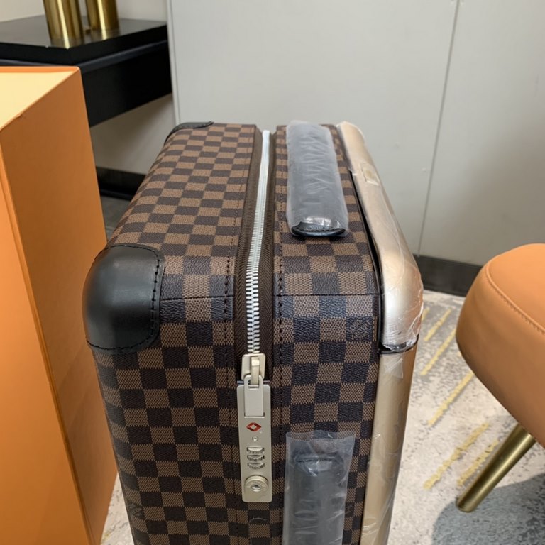 55CMHORIZON Four Wheel Trolley Case, 55cmMeet the future of luxury four-wheeled luggage. From Marc Newson, a recognized master of groundbreaking industrial design, this lightweight four-wheeled trolley creates a flat, sp