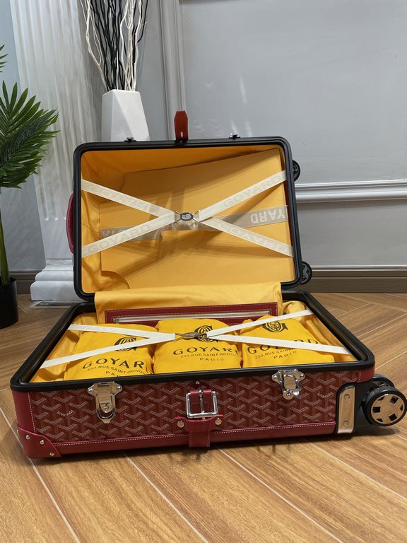 goyard has always been committed to the classic heritage of travel products. This boarding box is also the classic work of goyard. It is also the highest peak of retro sophistication, which can feel the exquisite workman