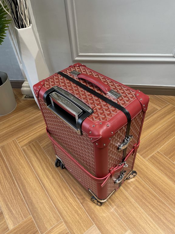 goyard has always been committed to the classic heritage of travel products. This boarding box is also the classic work of goyard. It is also the highest peak of retro sophistication, which can feel the exquisite workman