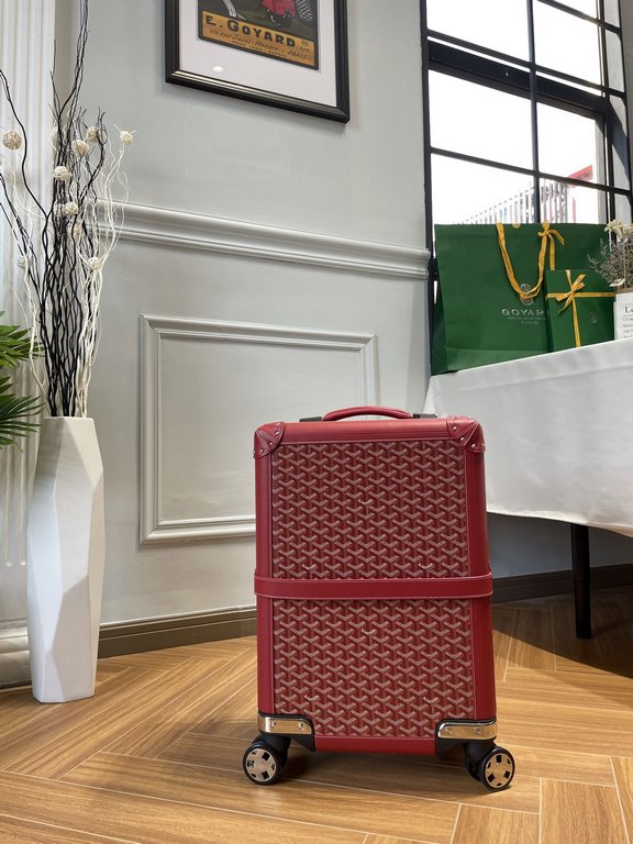 goyard has always been committed to the classic heritage of travel products. This boarding box is also the classic work of goyard. It is also the highest peak of retro sophistication, which can feel the exquisite workman