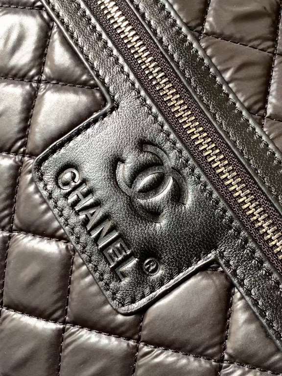 Chanel Chanel classic nylon fabric trolley case can also be handheld with    has been a large number of shipments of Oh, travel shopping must-have models, hurry to get down to it; purchased genuine hit mold, never a hint