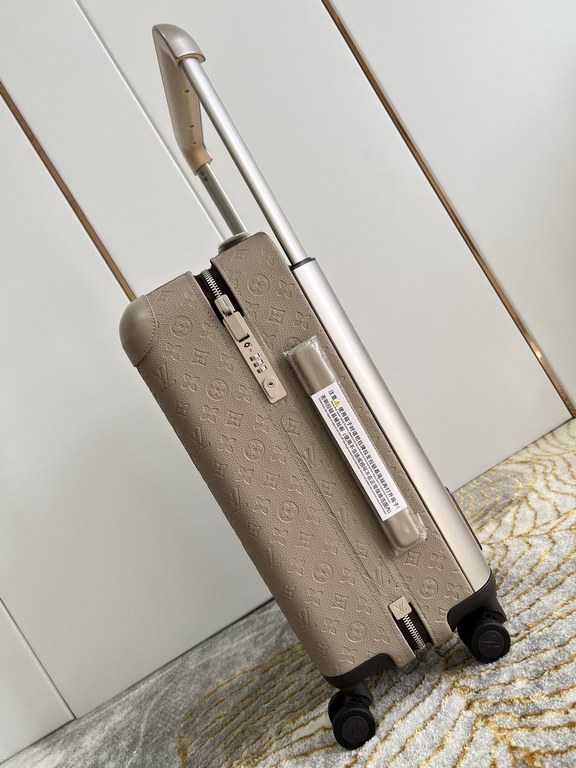 Exclusive Almond Embossed Luggage】The new Horizon luggage revolutionizes Louis Vuitton's legendary heritage with a creative twist. The iconic Monogram canvas is embellished with travel appliqués that harken back to the b