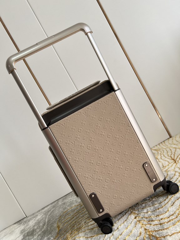 Exclusive Almond Embossed Luggage】The new Horizon luggage revolutionizes Louis Vuitton's legendary heritage with a creative twist. The iconic Monogram canvas is embellished with travel appliqués that harken back to the b