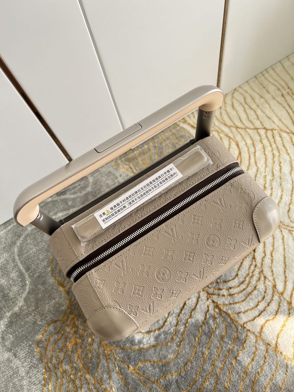 Exclusive Almond Embossed Luggage】The new Horizon luggage revolutionizes Louis Vuitton's legendary heritage with a creative twist. The iconic Monogram canvas is embellished with travel appliqués that harken back to the b