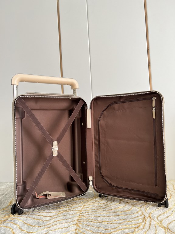 Exclusive Almond Embossed Luggage】The new Horizon luggage revolutionizes Louis Vuitton's legendary heritage with a creative twist. The iconic Monogram canvas is embellished with travel appliqués that harken back to the b