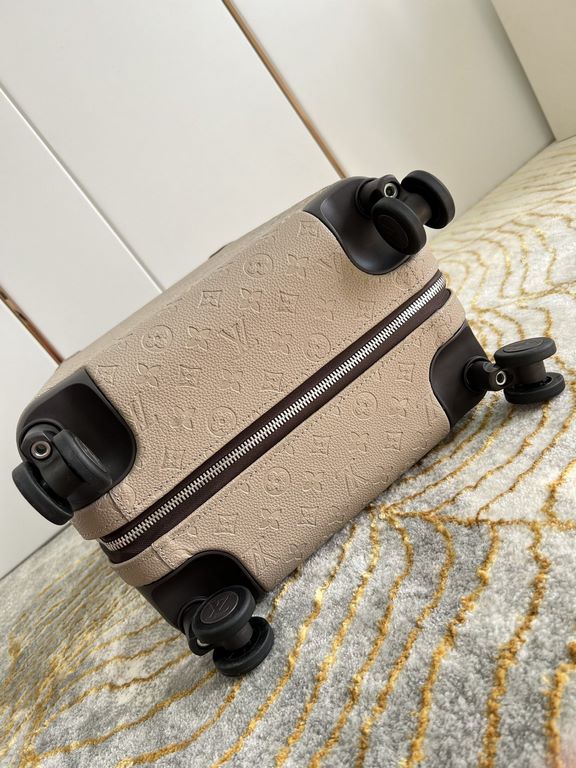 Exclusive Almond Embossed Luggage】The new Horizon luggage revolutionizes Louis Vuitton's legendary heritage with a creative twist. The iconic Monogram canvas is embellished with travel appliqués that harken back to the b