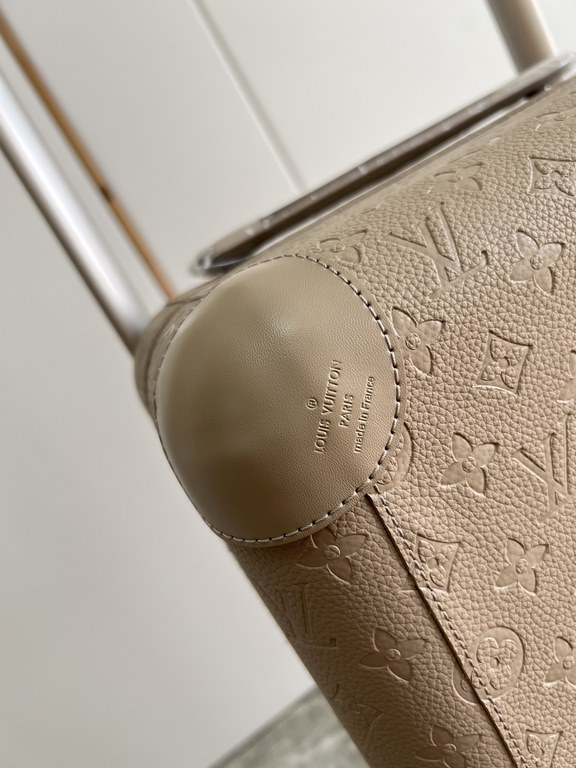 Exclusive Almond Embossed Luggage】The new Horizon luggage revolutionizes Louis Vuitton's legendary heritage with a creative twist. The iconic Monogram canvas is embellished with travel appliqués that harken back to the b