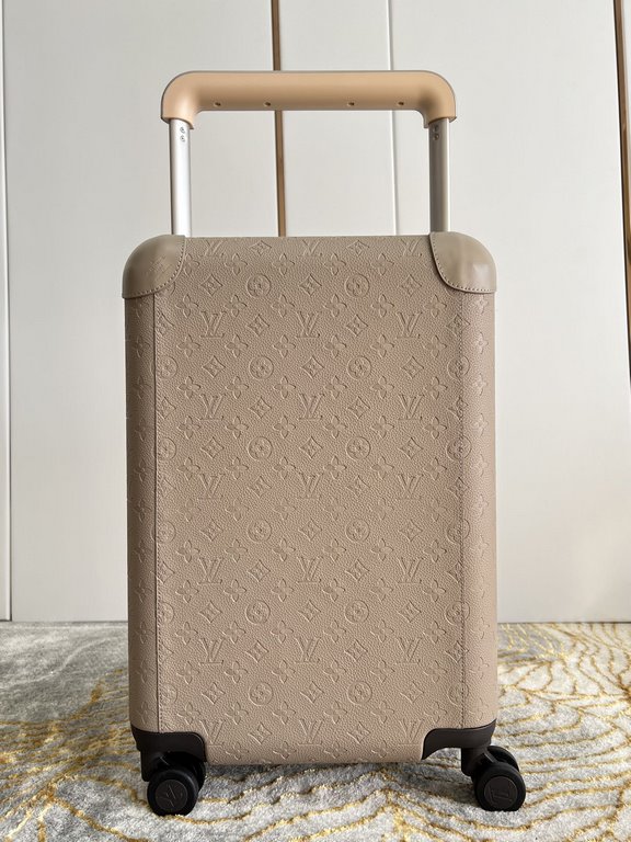 Exclusive Almond Embossed Luggage】The new Horizon luggage revolutionizes Louis Vuitton's legendary heritage with a creative twist. The iconic Monogram canvas is embellished with travel appliqués that harken back to the b