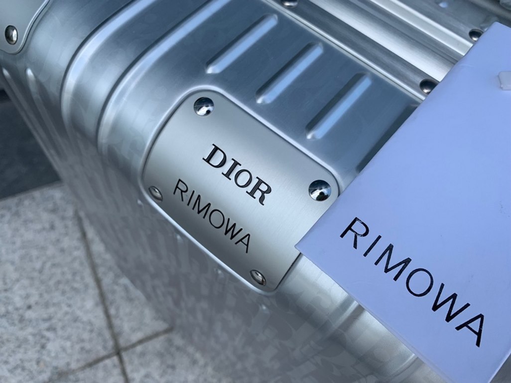 RIMOWA x Diorthe indispensable travel companion of the modern traveler.  royal model.............................. ..............................Brand RIMOWA x DiorMaterial -Aluminum, magnesium aluminum alloyLining Origi