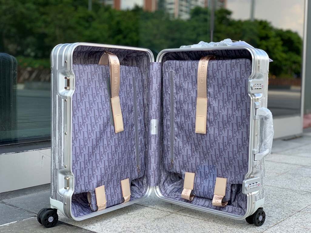 RIMOWA x Diorthe indispensable travel companion of the modern traveler.  royal model.............................. ..............................Brand RIMOWA x DiorMaterial -Aluminum, magnesium aluminum alloyLining Origi