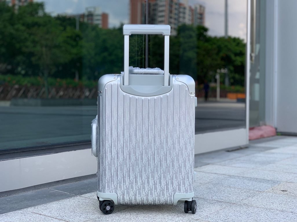 RIMOWA x Diorthe indispensable travel companion of the modern traveler.  royal model.............................. ..............................Brand RIMOWA x DiorMaterial -Aluminum, magnesium aluminum alloyLining Origi