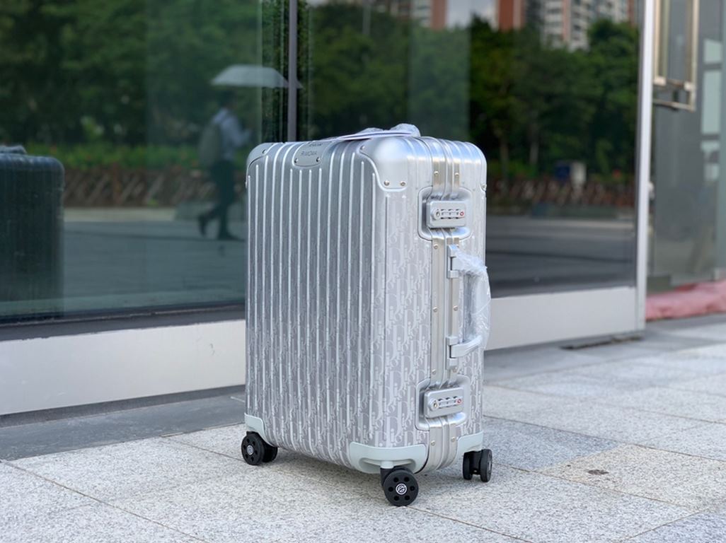 RIMOWA x Diorthe indispensable travel companion of the modern traveler.  royal model.............................. ..............................Brand RIMOWA x DiorMaterial -Aluminum, magnesium aluminum alloyLining Origi