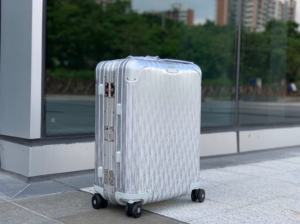 RIMOWA x Diorthe indispensable travel companion of the modern traveler.  royal model.............................. ..............................Brand RIMOWA x DiorMaterial -Aluminum, magnesium aluminum alloyLining Origi