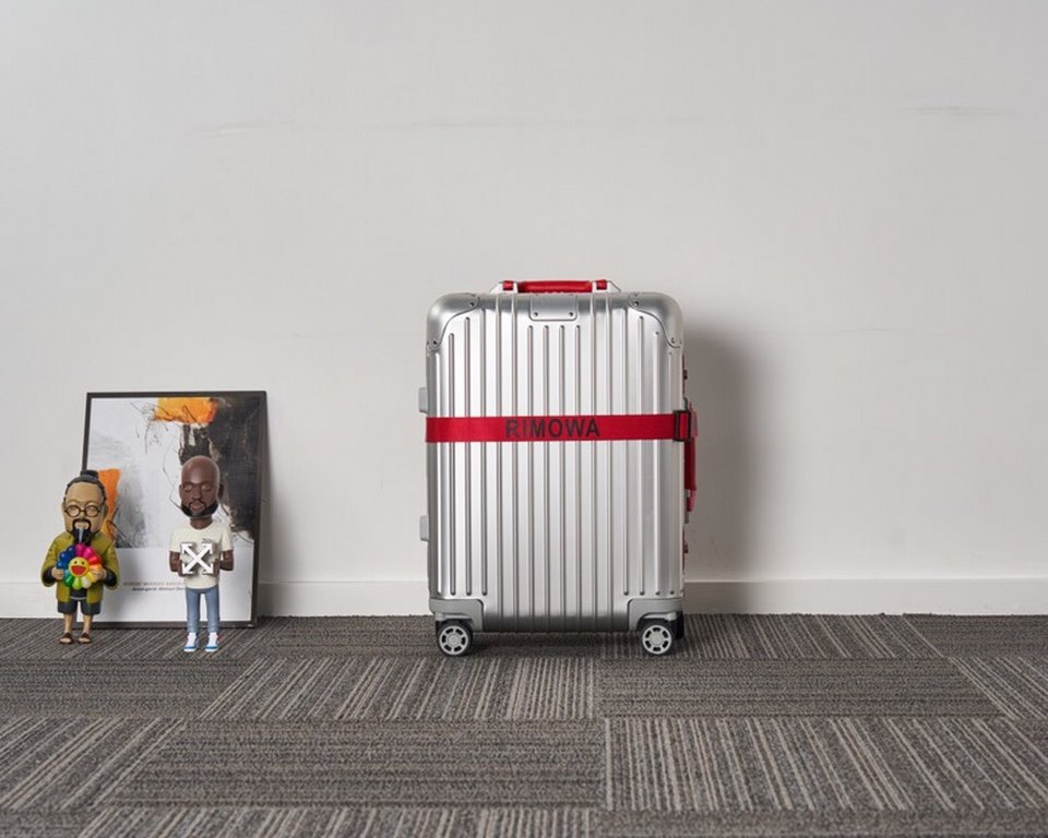 rimowa Germany counter rimowa aluminum Original219 new limited edition boarding trolley luggage. The highest version of the market, the handles are wrapped in leather, the market ordinary goods are made of plastic on the