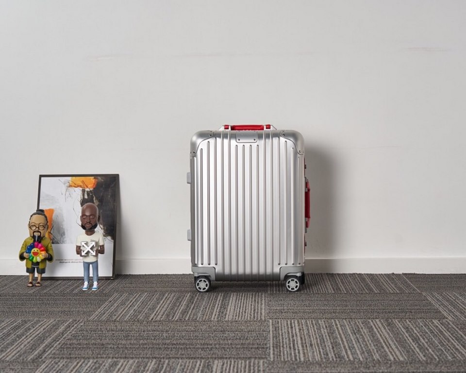 rimowa Germany counter rimowa aluminum Original219 new limited edition boarding trolley luggage. The highest version of the market, the handles are wrapped in leather, the market ordinary goods are made of plastic on the