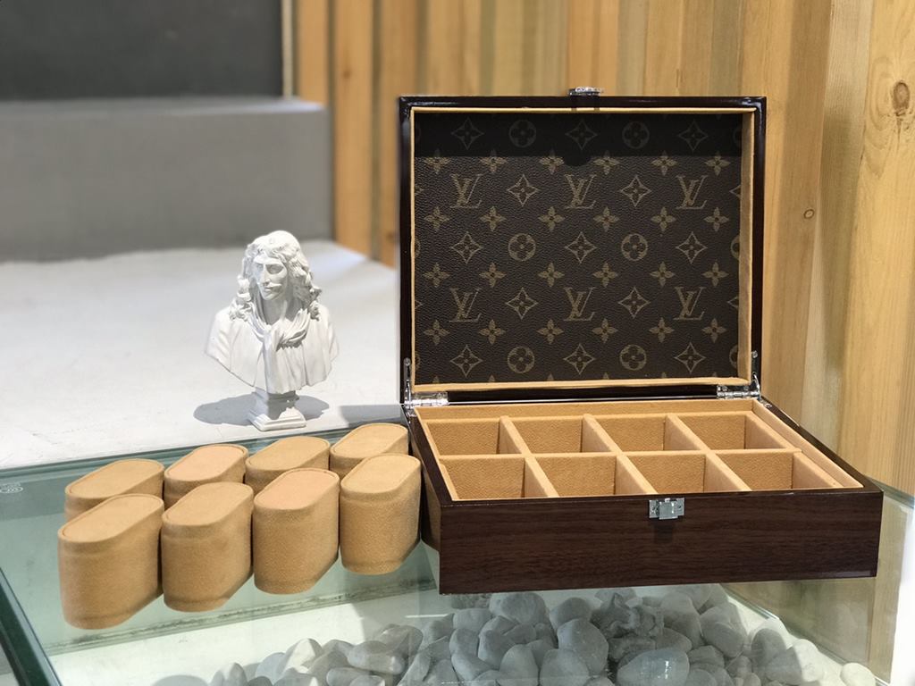 #New Product First Launch8 Compartment Lid Solid Wooden Multifunctional Watch Box  carefully developed and uniquely crafted.# Exclusive customized background  (Impeccable)  Size  25228.5Weight ：1.5kg