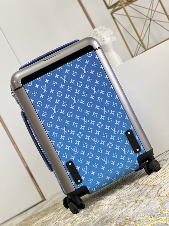 The new Horizon luggage revolutionizes Louis Vuitton's legacy with a creative twist. The iconic Monogram canvas is embellished with travel appliqués that harken back to the brand's heritage of luggage design. Leather cor