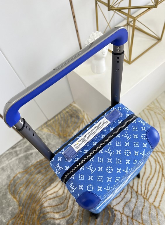 The new Horizon luggage revolutionizes Louis Vuitton's legacy with a creative twist. The iconic Monogram canvas is embellished with travel appliqués that harken back to the brand's heritage of luggage design. Leather cor